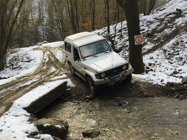 4x4 rijden door rivieren en sneeuw